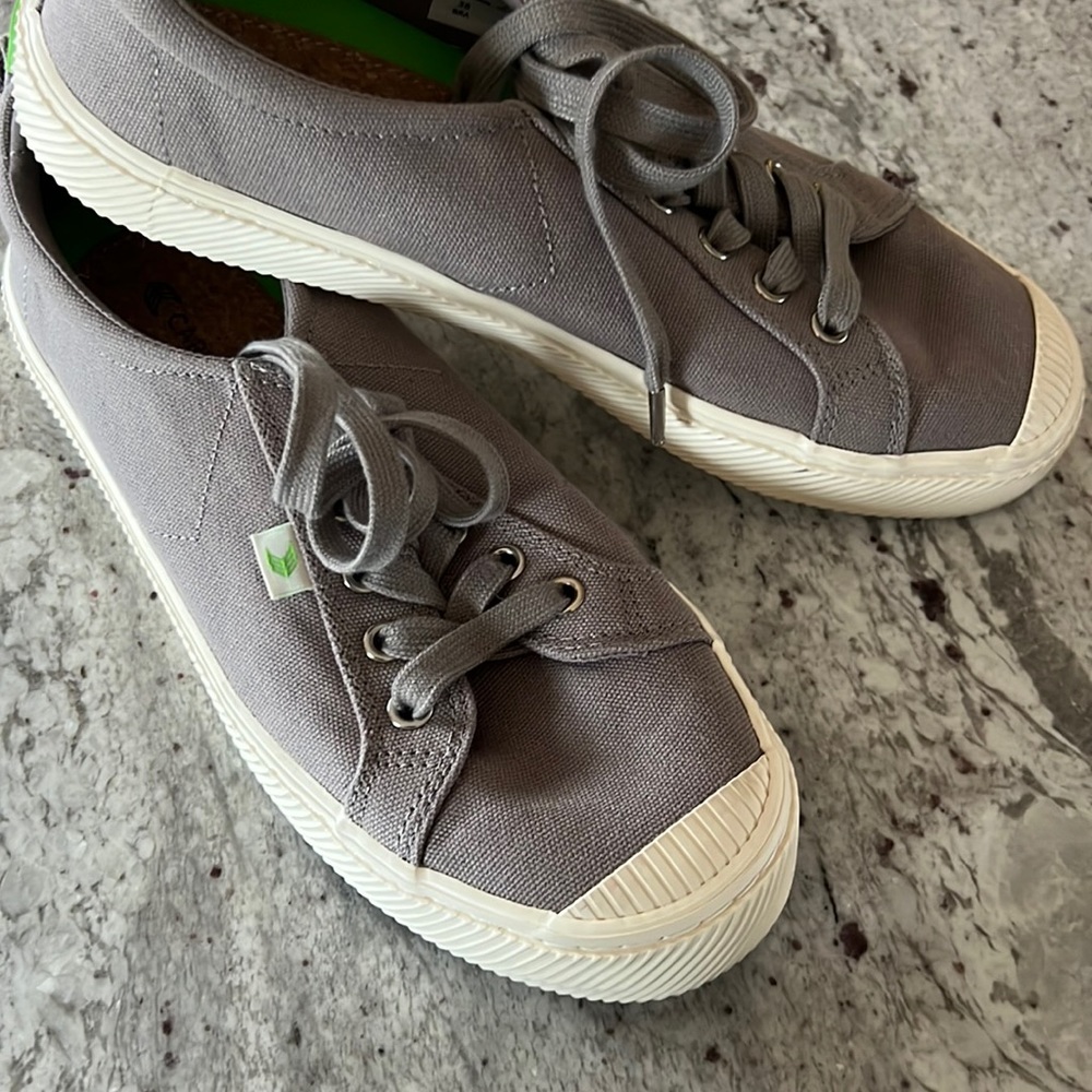 Cariuma Women’s Gray Tennis Casual Shoes Sneakers Size 9